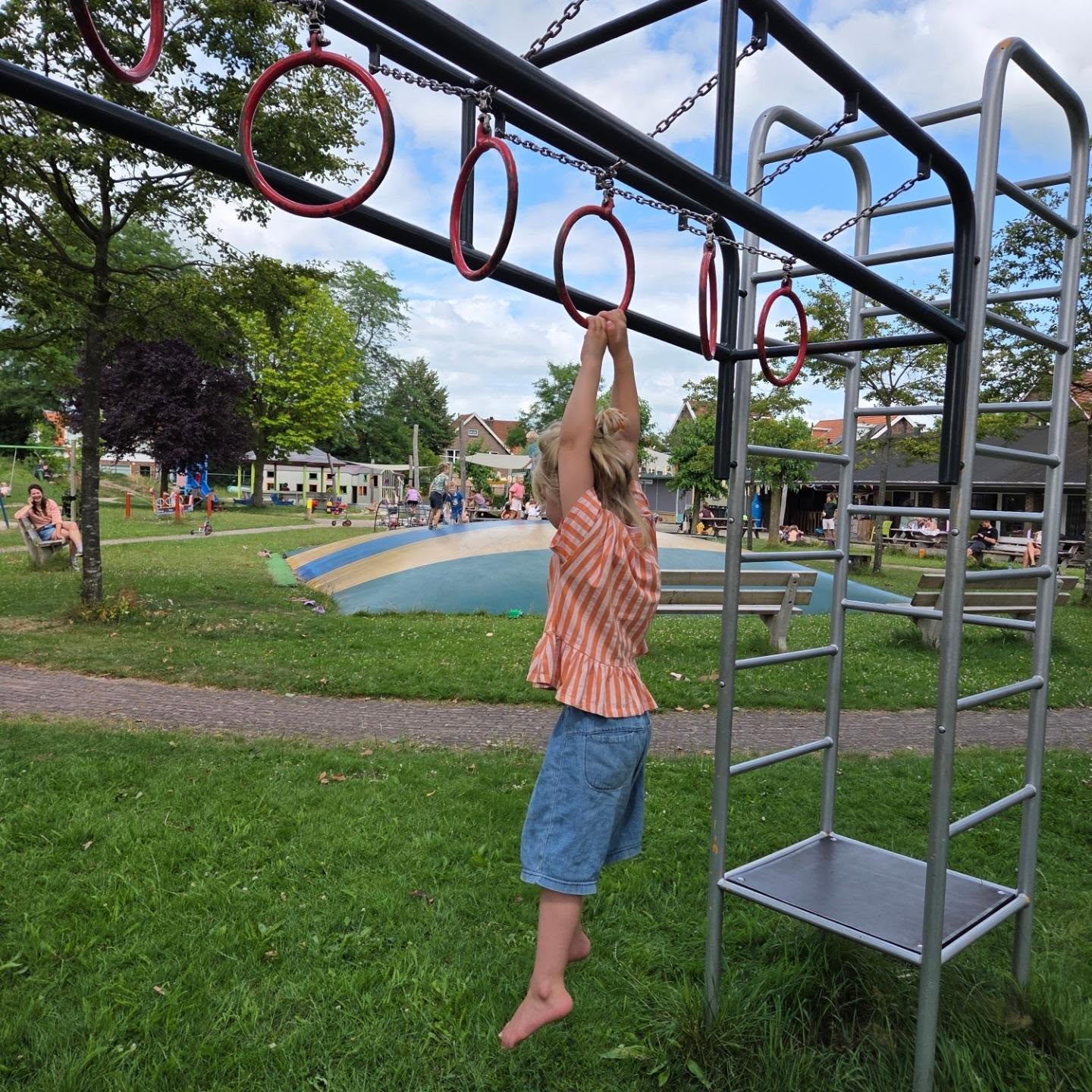 Dit is toch een fantastisch uitzicht! 

Kinderen die klimmen, spelen en plezier hebben.

Met dit mooie weer willen we natuurlijk graag open. Voor vandaag én morgen (zaterdag 26 en zondag 27 september) zoeken we nog toezichthouders.

Kun jij vandaag of morgen een paar uurtjes helpen? Stuur ons een berichtje!

#speeltuinassendorp #zwolle #buitenspelen #speeltuin #038indebuurt